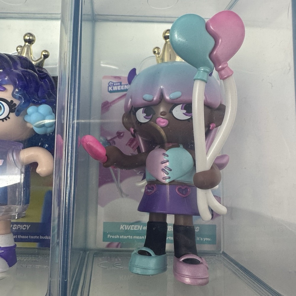 7  XOX Kweenie figurine dolls with cases and cards. - Picture 2 of 8